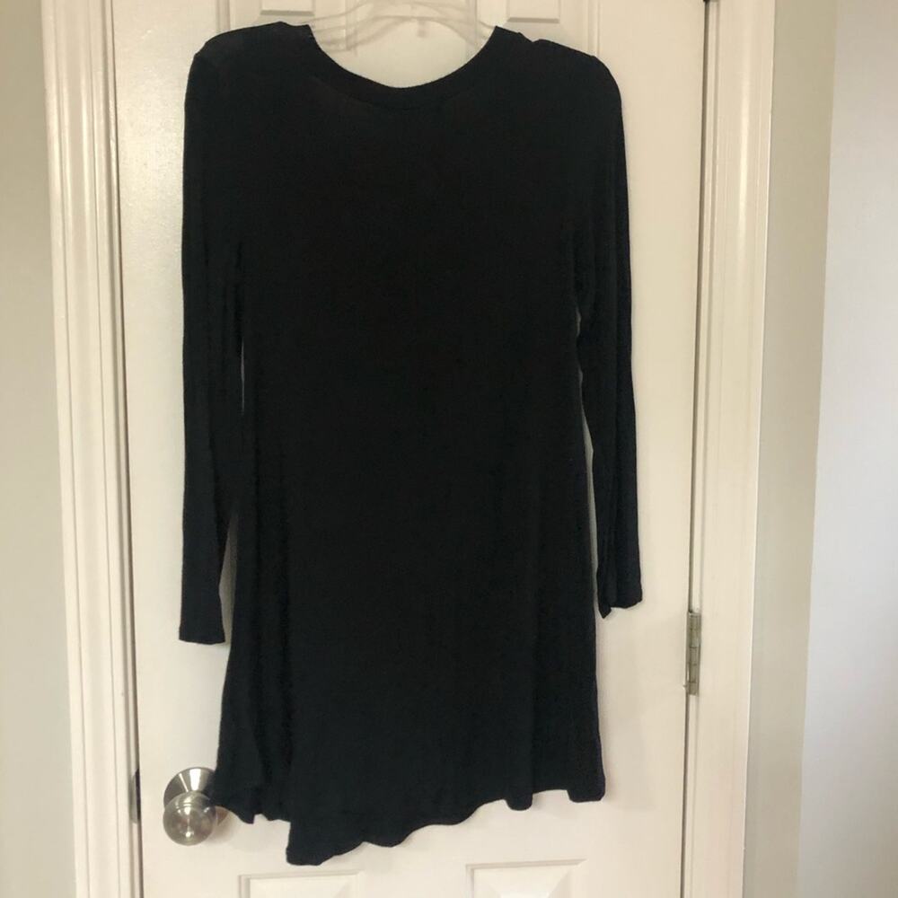 ENTRO • Long Sleeve Basic Black V-Neck Dress - Picture 6 of 6